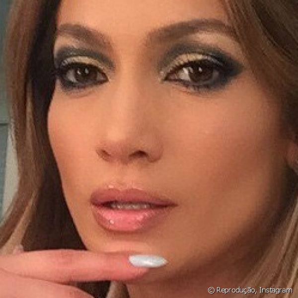 Jennifer Lopez garantiu o destaque dos olhos com poderoso esfumado de sombras em tons de azul marinho e dourado para participar do reality show American Idol